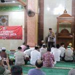 Jumat Keliling di Masjid Al-Amin, Kapolres Metro Tangerang Kota Serahkan Cindra Mata