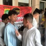 Kepedulian Sesama, Polsek Tambora Bagikan 200 Nasi Kotak pada Jamaah Masjid Bahrul Huda dalam Kegiatan Jumat Berkah