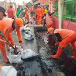 Partisipasi Banjir, Polsek Kalideres dan Tiga Pilar Galang Kerja Bakti di Jalan Kamal Raya