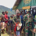 Jalin Keakraban, Satgas Yonif 715/Mtl Bangun Komunikasi Sosial Lewat Makan Bersama Dengan Masyarakat