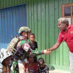 Pererat Silaturahmi, Satgas Yonif 715/Mtl Ajang Sana Ke Kediaman Kepala Dinas Pendidikan Puncak Jaya