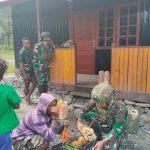Peduli Perekonomian Masyarakat, Satgas Yonif 715/Mtl Borong Hasil Bumi Mama Papua