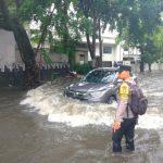 Hujan Deras Bantu Warga Lewati Genangan Air, Ini Potret Polri Hadir Bantu Warga di Depan SDN 05 Srengseng Kembangan
