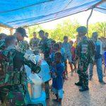 Satgas Yonif 126/Kala Cakti Pos Kombut Berbagi Sembako dan Hangatkan Suasana Lewat Makan Bakso Bersama Warga