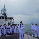 TNI AL KIBARKAN BENDERA MERAH PUTIH DI KARANG UNARANG