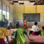Satgas Yonif 126/KC Pos Kalikao Ajak Anak-anak SD YPPK Santo Sidorus Waropko Belajar dengan Ceria