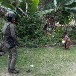 Satgas Operasi Damai Cartenz Laksanakan Giat Humanis Bermain bola di Kampung Gurage, Kabupaten Puncak Jaya, Papua
