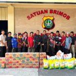 Wujud Kepedulian, Brimob Polda Metro Jaya Berbagi Sembako untuk PHL Staf Mako di Lingkungan Satuan