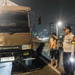 Pamapta Polres Jakbar Tanggap Tangani Truk Pecah Ban di Tengah Fly Over Pesing