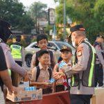 Kapolres Metro Bekasi Pimpin Yanmas Pagi, Bantu Penyeberangan & Bagikan Susu ke Pelajar di Jurong