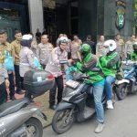 Gelar Jumat Peduli, Polda Metro Jaya Salurkan 400 Paket Sembako Untuk Pengemudi Ojek Online