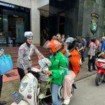 Gelar Jumat Peduli, Polda Metro Jaya Salurkan 400 Paket Sembako Untuk Pengemudi Ojek Online