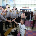 Kapolda Metro Jaya Sapa Anak-anak di Terminal Pulogebang, Bagikan Cokelat di Ruang Ramah Anak