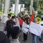 DEMO MEMBARA DI SIANTAR! Massa Tembus Barikade, Sekda Junaedi Sitanggang Didemo Habis-habisan