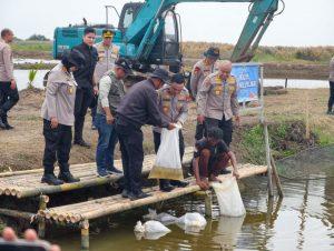 Polda Metro Jaya Tebar 37 Ribu Benih Ikan, Perkuat Ketahanan Pangan Bekasi