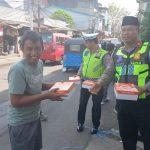 Tebar Kepedulian di Hari Jumat, Polantas Tambora Bagikan Nasi untuk Warga dan Pengendara