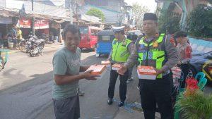 Tebar Kepedulian di Hari Jumat, Polantas Tambora Bagikan Nasi untuk Warga dan Pengendara