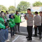 Hangatnya Jumat Berkah: Kapolres Bekasi Kota Peluk Warga & Ojol Lewat 100 Paket Sembako Gratis