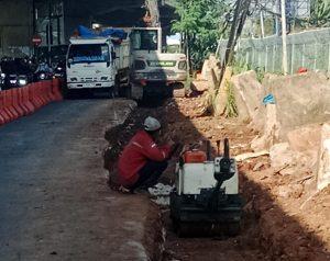 Proyek Saluran PDAM di Jalan Pondok Gede Disorot, Diduga Abaikan Standar Keselamatan Kerja