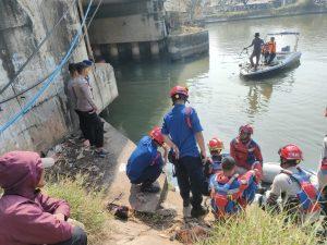4 Jam Sisir Sungai BKT, Tim SAR Ditpolairud Polda Metro Temukan Korban Tenggelam Warga Bekasi