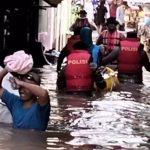 Polairud Polda Metro Jaya Evakuasi Warga Kebon Pala, Air Capai 160 Cm