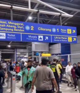 BREAKING: Tabrakan Maut KA di Bekasi Timur, Gerbong Khusus Wanita Jadi Korban, Evakuasi Berkejaran dengan Waktu