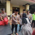 Jumat Penuh Berkah, Polsek Tambora Ringankan Beban Janda Melalui Bantuan Sembako