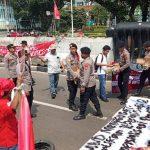 Potret May Day Rasa Piknik: Mahasiswa Demo, Polisi Malah Kasih Ciki di Silang Monas