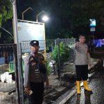 Genangan di Daan Mogot, Personel Polsek Cengkareng Atur Lalin Beri Pelayanan Pengguna Jalan