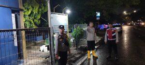 Genangan di Daan Mogot, Personel Polsek Cengkareng Atur Lalin Beri Pelayanan Pengguna Jalan