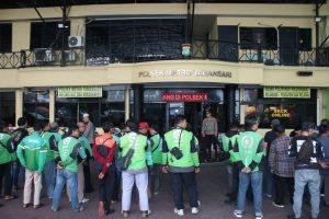 Jumat Berkah, Polsek Metro Tamansari Berbagi dengan Komunitas Ojol dan Warga