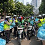 Jumat Peduli Polda Metro: 350 Paket Sembako untuk Ojol, “Polri Ingin Terus Dekat dengan Rakyat