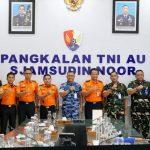 Sinergi Tanpa Batas, Kabasarnas Beri Penghargaan Khusus untuk Lanud Sjamsudin Noor
