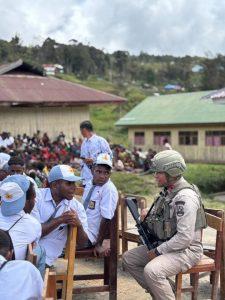 Satgas Damai Cartenz Gelar Patroli Humanis di Perpisahan Siswa Sinak, Papua Tengah