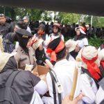 Polisi Beri Air Mineral dan Roti untuk Guru Honorer Saat Unjuk Rasa di DPR, Kedepankan Pendekatan Humanis