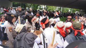 Polisi Beri Air Mineral dan Roti untuk Guru Honorer Saat Unjuk Rasa di DPR, Kedepankan Pendekatan Humanis