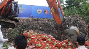 Bareskrim Polri Musnahkan 20,9 Ton Bawang Impor Ilegal Senilai Rp24 Miliar di Pontianak