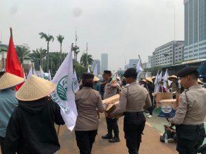 Aksi KNARA di DPR Dijaga Humanis, Polisi Bagi Snack dan Minuman ke Massa