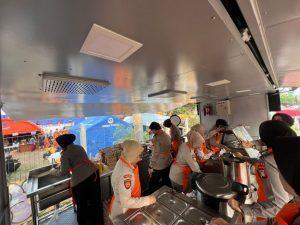 Ditpamobvit Polda Metro Bagikan 500 Boks Makanan untuk Korban Kebakaran Kemayoran
