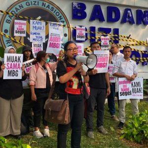 Gedung Ini Kami Segel! Ribuan Panci dan Sutil Berbunyi Keras, Warga Nyatakan Muak dengan MBG