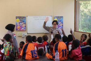 Satgas Damai Cartenz Ajak Anak Tembagapura Mengenal Planet dan Peta Dunia Lewat “Honai Belajar”