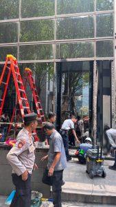 Mobil BYD Tabrak Kaca Gedung di Treasury Tower Kebayoran Baru, Diselesaikan Secara Kekeluargaan