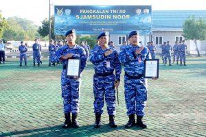 Harumkan Nama Satuan di PORAU 2026, Komandan Lanud Sjamsudin Noor Anugerahkan Piagam Penghargaan Kepada Dua Personel Berprestasi