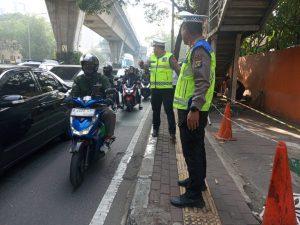 JPO Tendean Ditabrak Truk Alat Berat, Arus Lalu Lintas Dialihkan