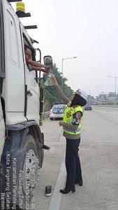 PJR BSD Tegur Truk Parkir di Bahu Tol CSI, Imbau Pengendara Tertib