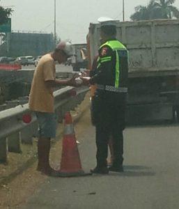 “Jumat Berkah” Bripka Taufan Polantas Karib Bagikan Nasi Kotak untuk Sopir Truk yang Mogok di KM 00 Pondok Aren