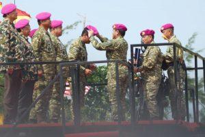 Wakil Panglima TNI dan Sejumlah Pejabat Negara Terima Warga Kehormatan dan Brevet Korps Marinir