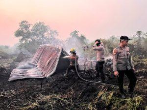 Respon Cepat Ditsamapta Polda Kalteng, Padamkan Karhutla 