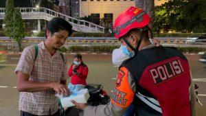 Polda Metro Jaya Bagikan Masker di Jakarta Imbas Erupsi Gunung Anak Krakatau