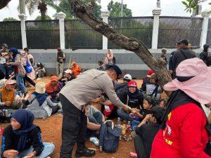 Brimob dan Polwan Bagikan Roti di Aksi